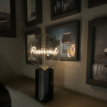 Lade das Bild in den Galerie-Viewer, portable Tischleuchte mit LED Schrift - Akkuversion