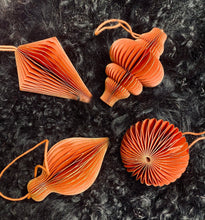 Lade das Bild in den Galerie-Viewer, Weihnachts - Papieranhänger - 4er Set - Deko