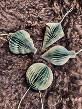 Lade das Bild in den Galerie-Viewer, Weihnachts - Papieranhänger - 4er Set - Deko