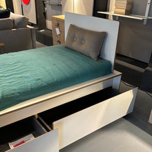 Lade das Bild in den Galerie-Viewer, Bett Spaze von Müller