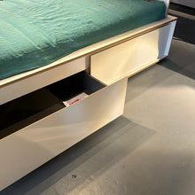 Lade das Bild in den Galerie-Viewer, Bett Spaze von Müller
