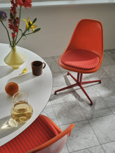Lade das Bild in den Galerie-Viewer, Eames Fiberglass Side Chair La Fonda