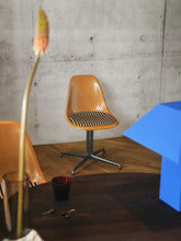 Lade das Bild in den Galerie-Viewer, Eames Fiberglass Side Chair La Fonda