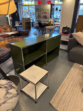 Lade das Bild in den Galerie-Viewer, USM Sideboard in oliv
