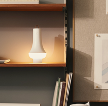 Lade das Bild in den Galerie-Viewer, Tomoshi Akkuleuchte Louis Poulsen