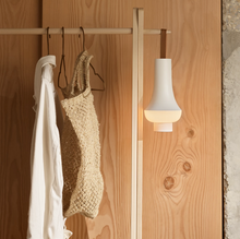 Lade das Bild in den Galerie-Viewer, Tomoshi Akkuleuchte Louis Poulsen