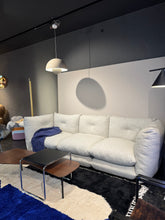 Lade das Bild in den Galerie-Viewer, Perron Pillo Sofa von Knoll International