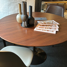 Lade das Bild in den Galerie-Viewer, Esstisch Saarinen von Knoll International