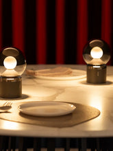 Lade das Bild in den Galerie-Viewer, Luna pura Akkuleuchte occhio