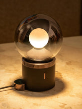 Lade das Bild in den Galerie-Viewer, Luna pura Akkuleuchte occhio