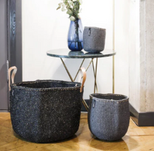 Lade das Bild in den Galerie-Viewer, Kiondo floor basket | Black with handles XXL