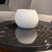 Lade das Bild in den Galerie-Viewer, Guaxs Vase „Nagaa“ Tealight opal Weiß