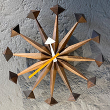 Lade das Bild in den Galerie-Viewer, Wanduhr Polygon Clock vitra