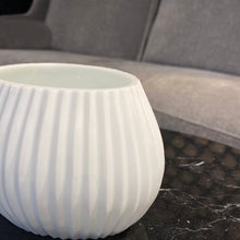 Lade das Bild in den Galerie-Viewer, Guaxs Vase „Nagaa“ Tealight opal Weiß