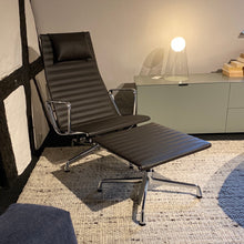 Lade das Bild in den Galerie-Viewer, Lounge Chair EA 124 mit Hocker EA 125 von vitra