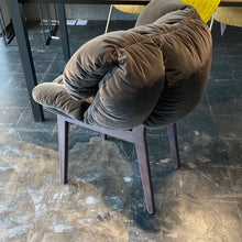 Lade das Bild in den Galerie-Viewer, Stuhl Blue Velvet von edra