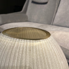 Lade das Bild in den Galerie-Viewer, Guaxs Vase „Nagaa“ M - smokegrey Farbe