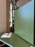 Qlocktwo Uhr 45 x 45cm für Wandmontage oder zum Aufstellen