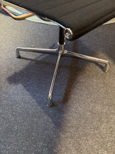 Lade das Bild in den Galerie-Viewer, Stuhl EA 101 Vitra

