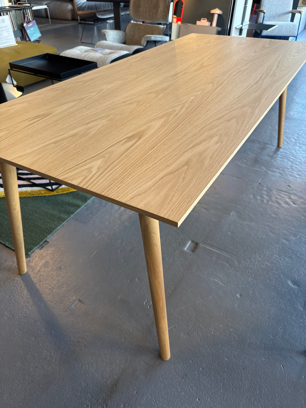 Tisch In Between