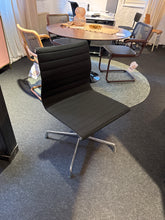 Lade das Bild in den Galerie-Viewer, Stuhl EA 101 Vitra
