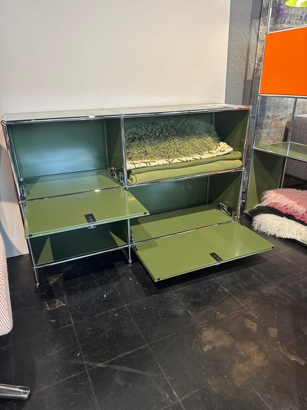USM Sideboard im Maß 127×37×84 cm