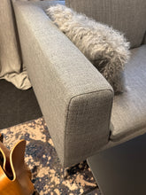 Lade das Bild in den Galerie-Viewer, Zweisitzer Sofa Charles von B&amp;B Italia
