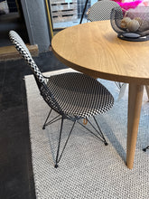 Lade das Bild in den Galerie-Viewer, Stuhl Wire Chair DKR
