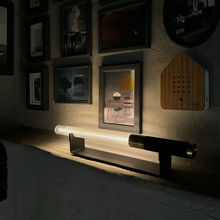 Lade das Bild in den Galerie-Viewer, Helio LED Stab Leuchte portable auf schwarzem Gestell
