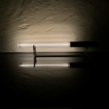 Lade das Bild in den Galerie-Viewer, Helio LED Stab Leuchte portable auf schwarzem Gestell
