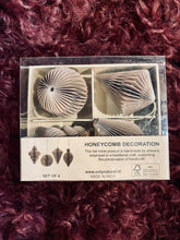 Lade das Bild in den Galerie-Viewer, Weihnachts - Papieranhänger - 4er Set - Deko
