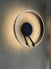 Lade das Bild in den Galerie-Viewer, Wand - Deckenleuchte Aura von Occhio Sonderpreis
