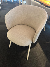 Lade das Bild in den Galerie-Viewer, Mikado Arm Chair vitra
