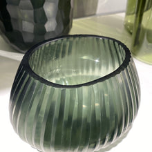 Lade das Bild in den Galerie-Viewer, Guaxs Vase „Nagaa“ Tealight dunkelgrün
