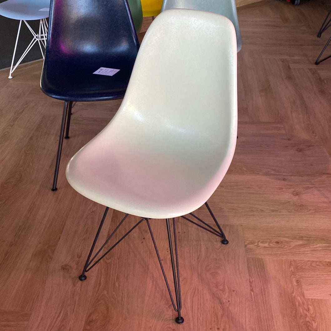 Eames fiberglass Chair DSR von vitra
