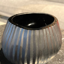 Lade das Bild in den Galerie-Viewer, Guaxs Vase „Nagaa“ Tealight schwarz
