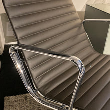 Lade das Bild in den Galerie-Viewer, Lounge Chair EA 124 mit Hocker EA 125 von vitra
