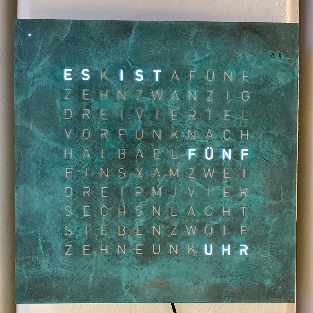 Qlocktwo Uhr 45 x 45cm für Wandmontage oder zum Aufstellen