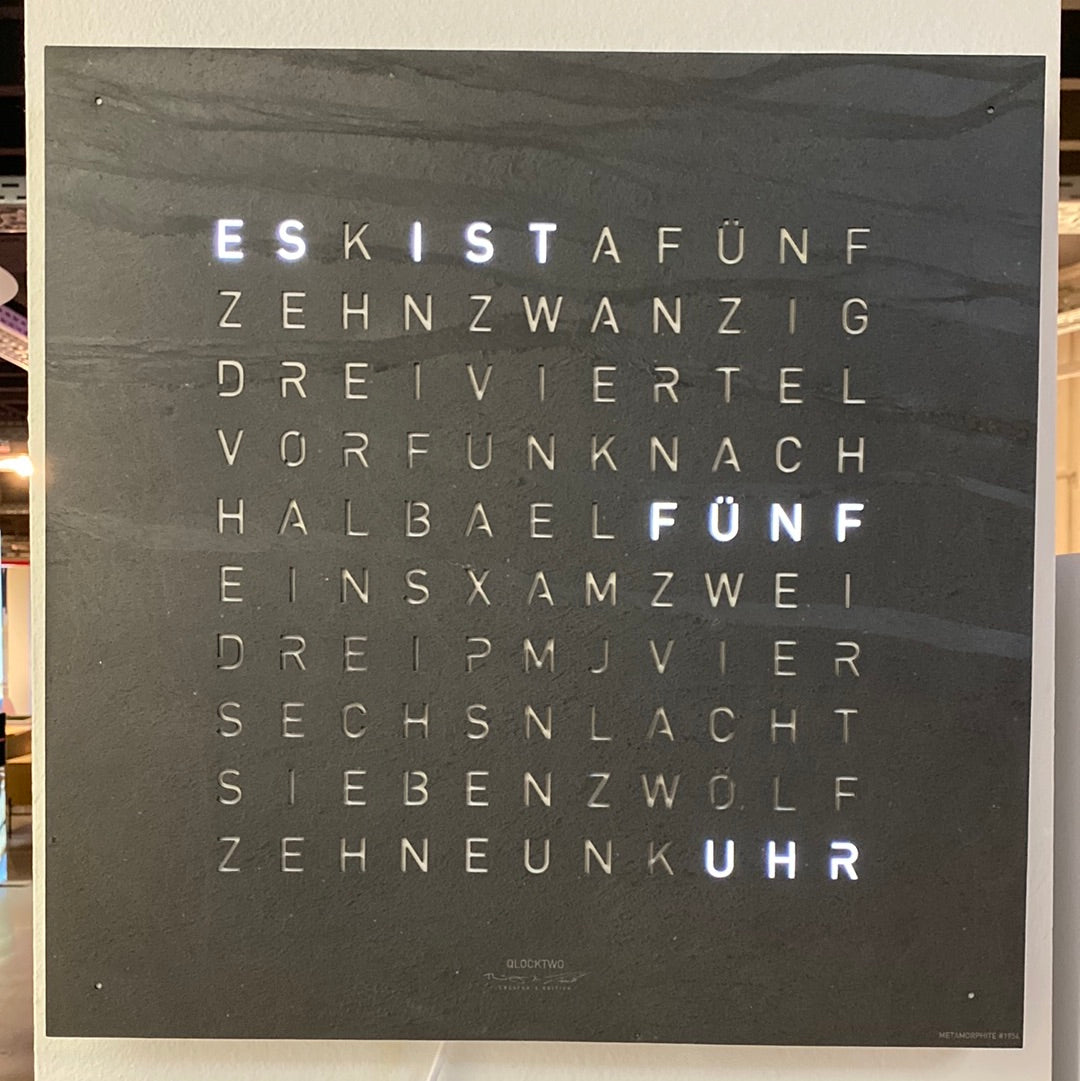 Qlocktwo Uhr 45 x 45cm für Wandmontage oder zum Aufstellen