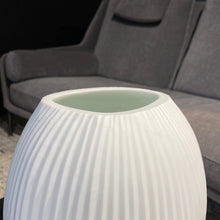 Lade das Bild in den Galerie-Viewer, Guaxs Vase „Nagaa“ M - Opal Weiß
