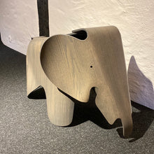 Lade das Bild in den Galerie-Viewer, Eames Elephant Plywood
