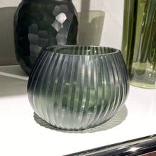 Lade das Bild in den Galerie-Viewer, Guaxs Vase „Nagaa“ Tealight dunkelgrün
