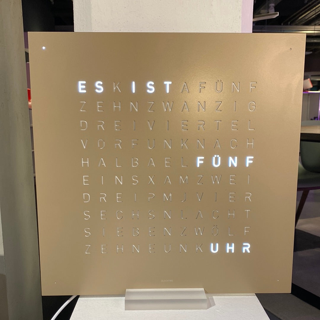Qlocktwo Uhr 45 x 45cm für Wandmontage oder zum Aufstellen