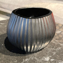 Lade das Bild in den Galerie-Viewer, Guaxs Vase „Nagaa“ Tealight schwarz
