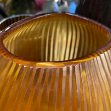 Lade das Bild in den Galerie-Viewer, Guaxs Vase „Nagaa“ M - Gold Farbe
