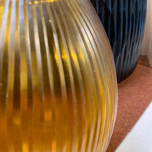 Lade das Bild in den Galerie-Viewer, Guaxs Vase „Nagaa“ M - Gold Farbe

