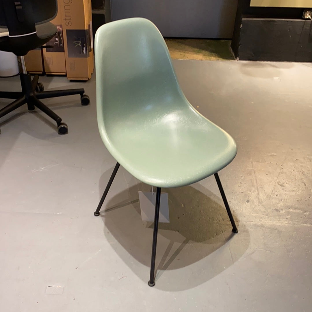 Eames fiberglass Chair DSX von vitra